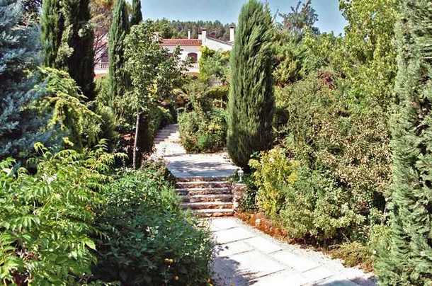 Au coeur de la Provence dans les Bouches du Rh�ne, � la fois proche de Marseille, Aubagne et Aix en Provence, face au massif de la Sainte Baume, un traiteur traditionnel met � votre service son savoir-faire : 'le vrai fait maison'