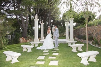 The romantic setting and the possibility of making your ceremony at Villa Quélude