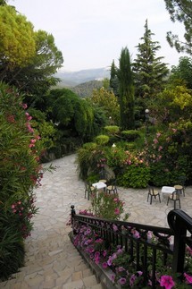 Nous sommes situés au coeur de la Provence face au massif de la Sainte Baume