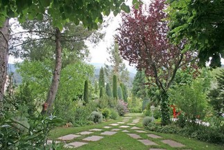 Stroll through the paths of Villa Quélude