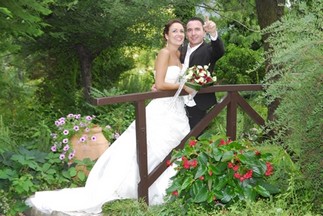 Les apéritifs sont servis sur la terrasse pour votre réception de mariage, avec le service traiteur 'vrai fait maison'